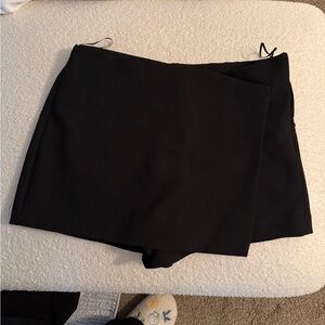 Zara Women's Classic Black Skorts